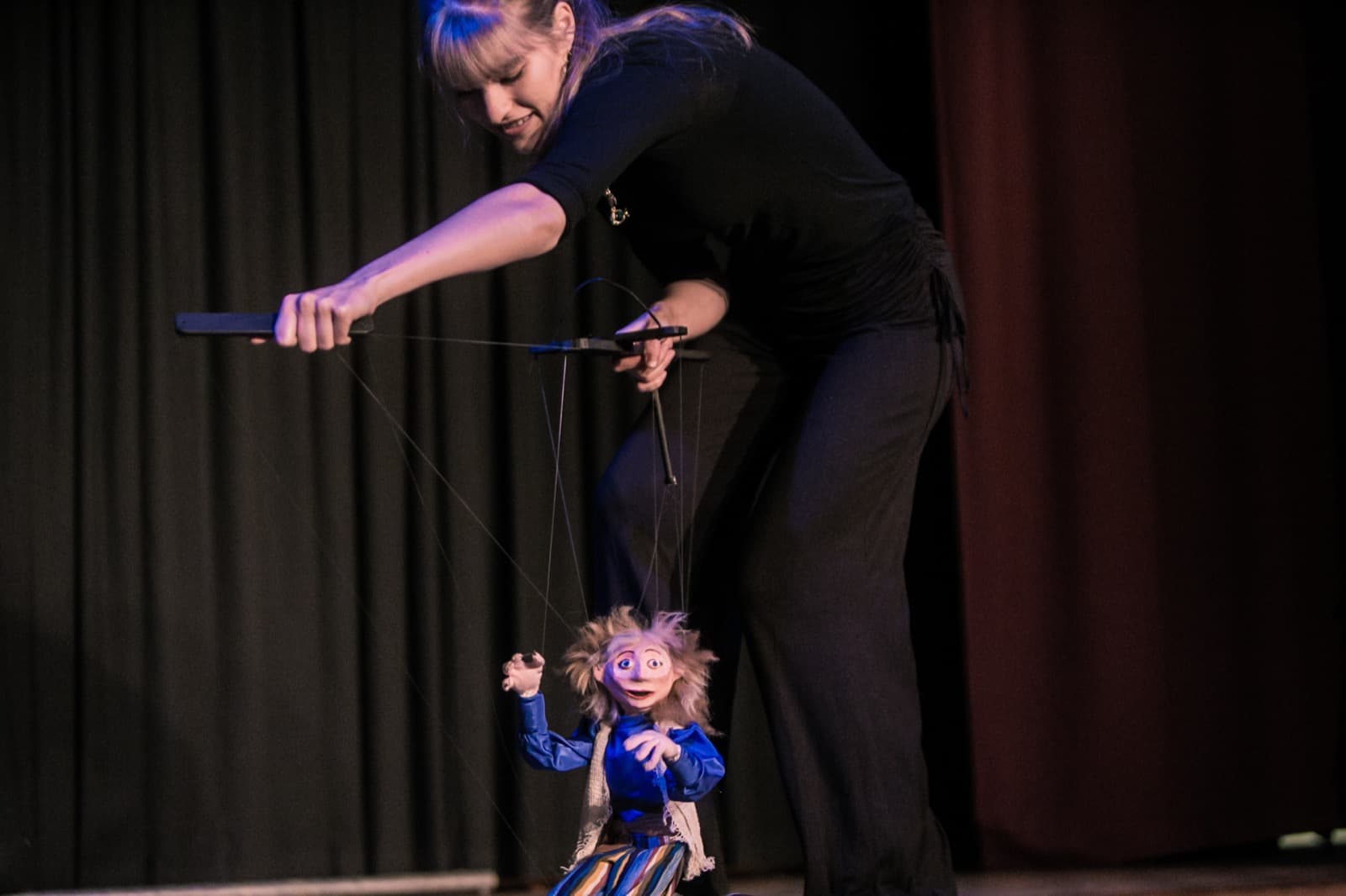 Marianne Mettes performing with the 'Woo Pee Woo' marionette on stage